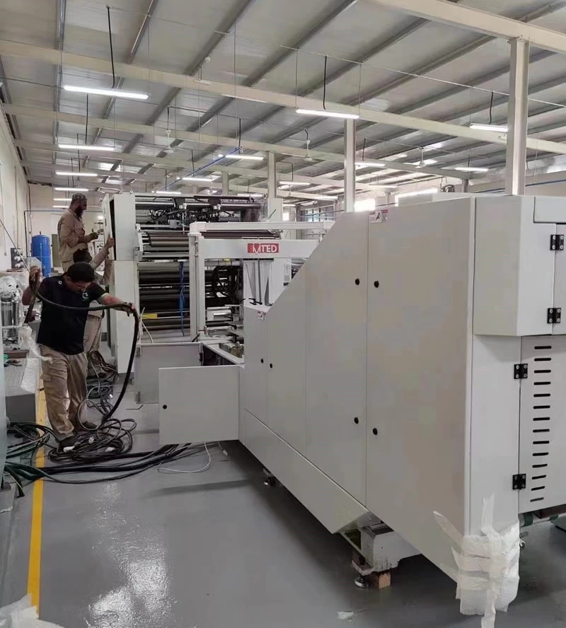 Machine de fabrication de sacs en papier installée au Moyen-Orient