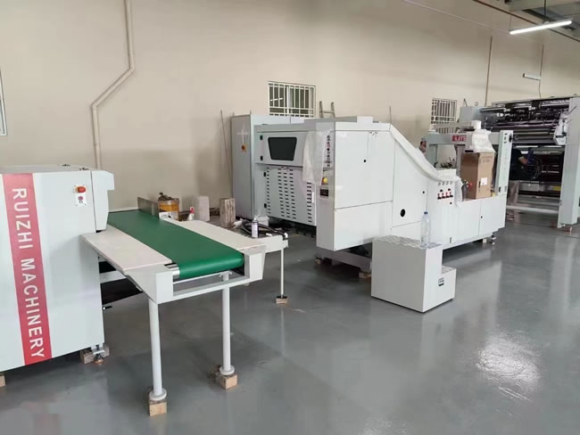 Máquina para fabricar bolsas de papel instalada en Medio Oriente