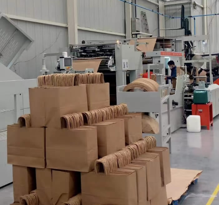 Máquina automática para fabricar bolsas de compras de papel instalada en América del Sur