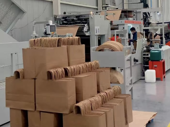 Máquina automática para fabricar bolsas de compras de papel instalada en América del Sur