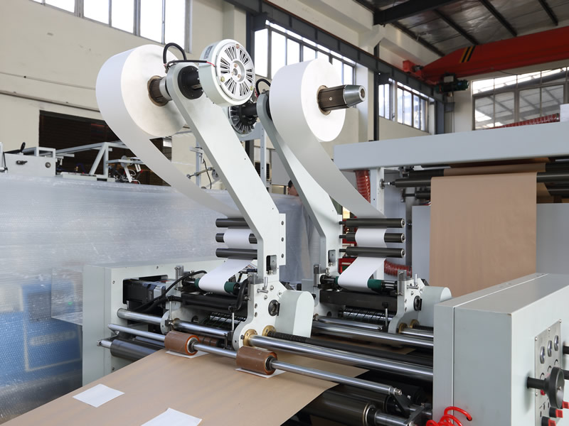 Máquina para fabricar bolsas de papel con función de troquelado