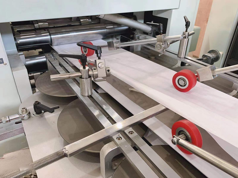 Máquina para fabricar bolsas de papel con función de troquelado