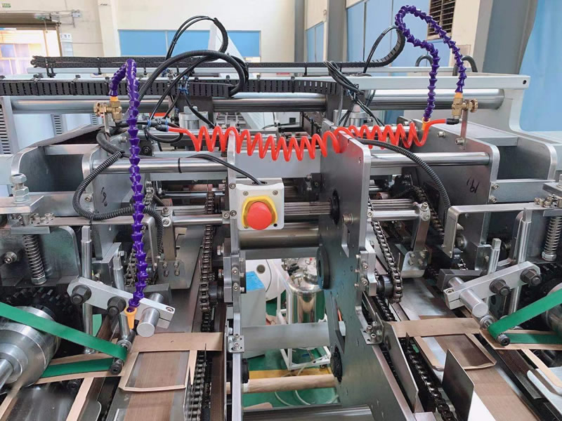 Máquina para fabricar bolsas de papel con mango plano en línea