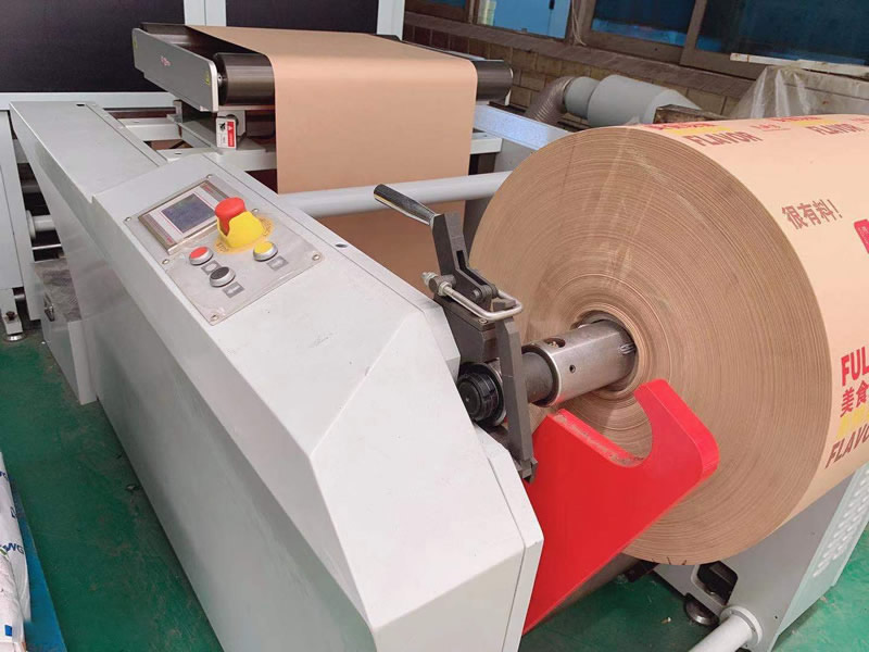 Máquina para fabricar bolsas de papel con función de ventana
